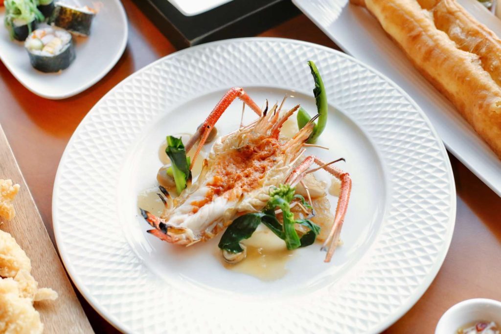 กุ้งย่างมันเยิ้ม เสิร์ฟพร้อมราดหน้า